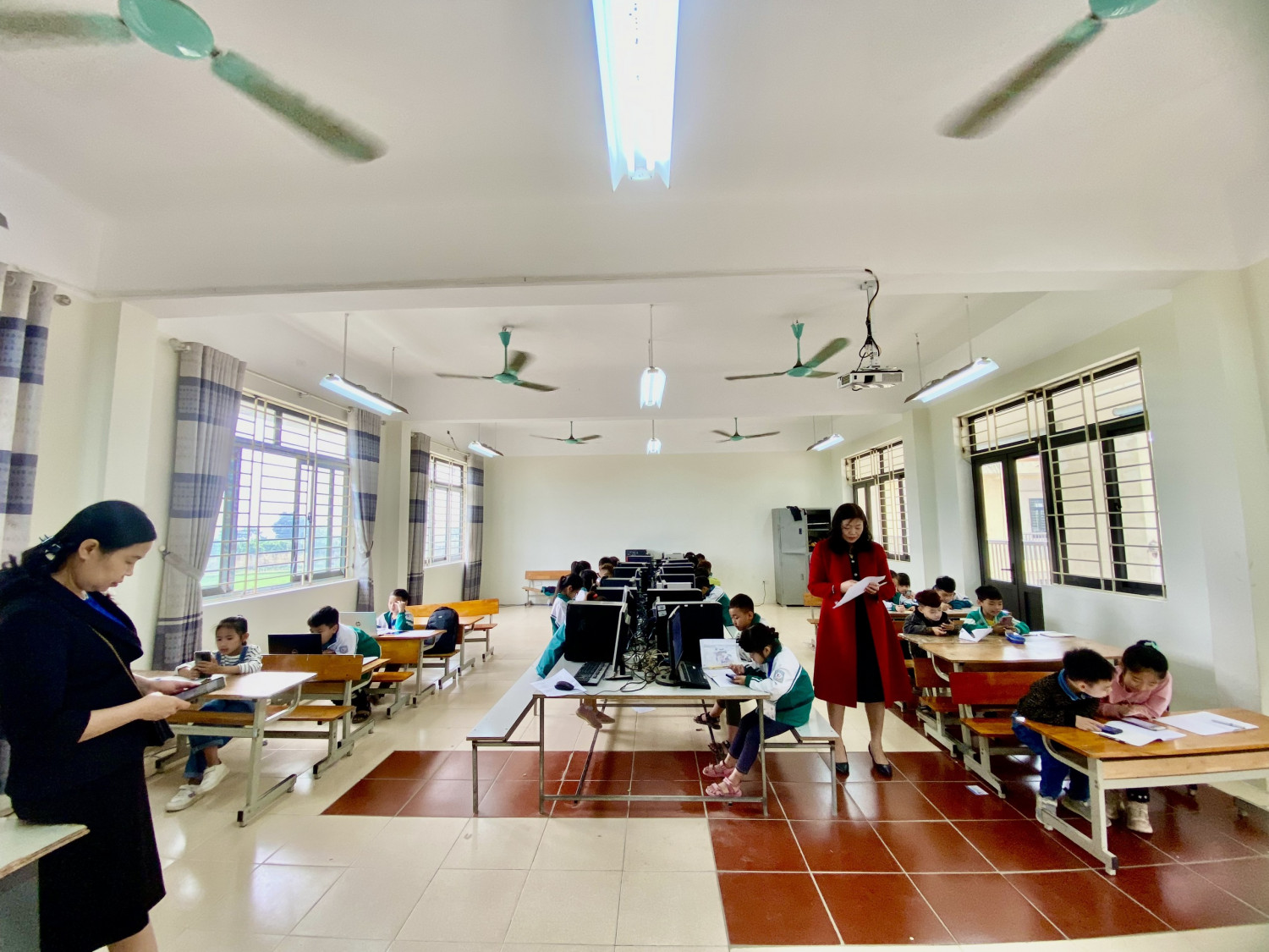 Hình ảnh các em HS trong phòng thi.