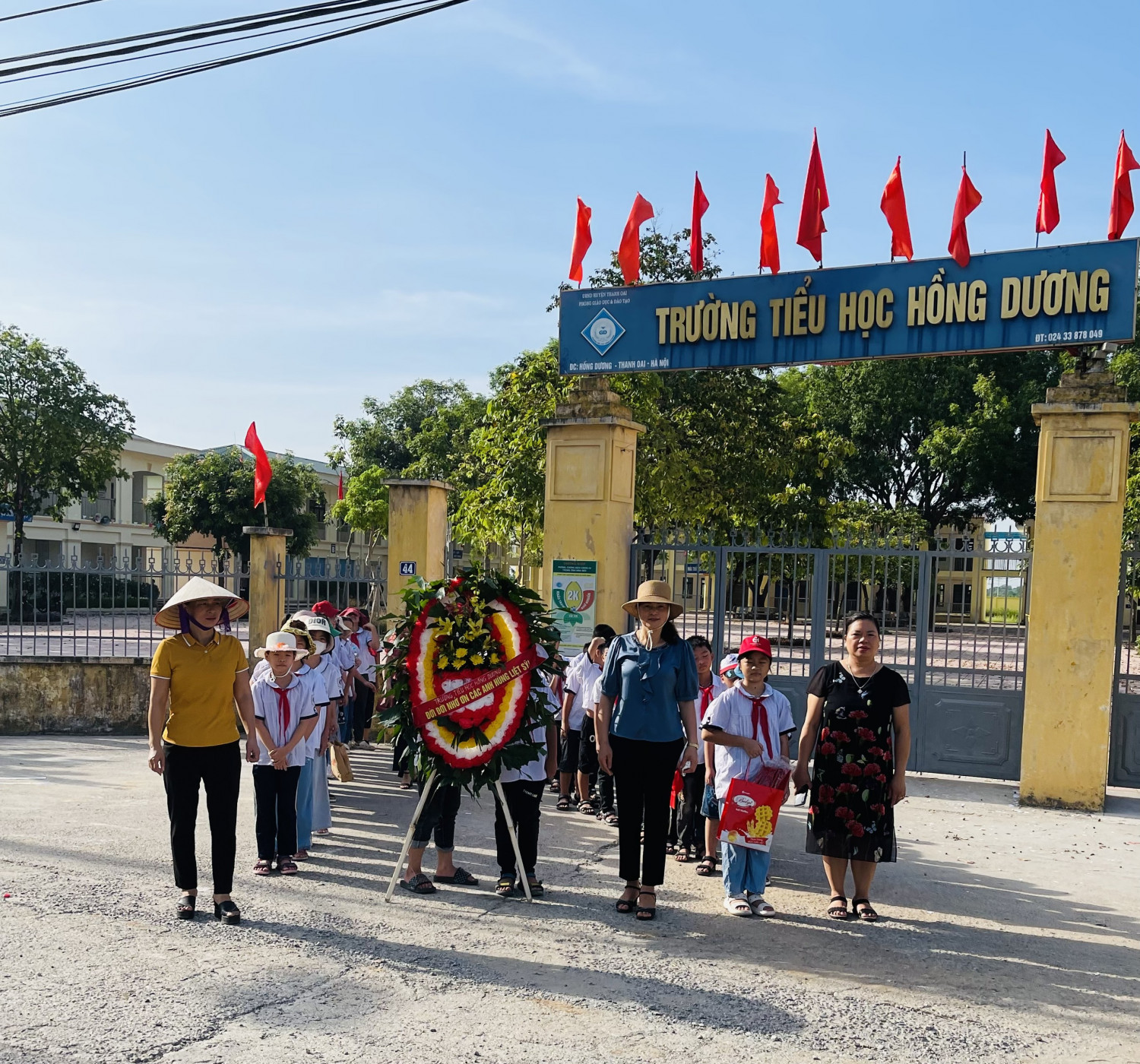 Các Giáo viên và các em học sinh trong ngày lễ tri ân