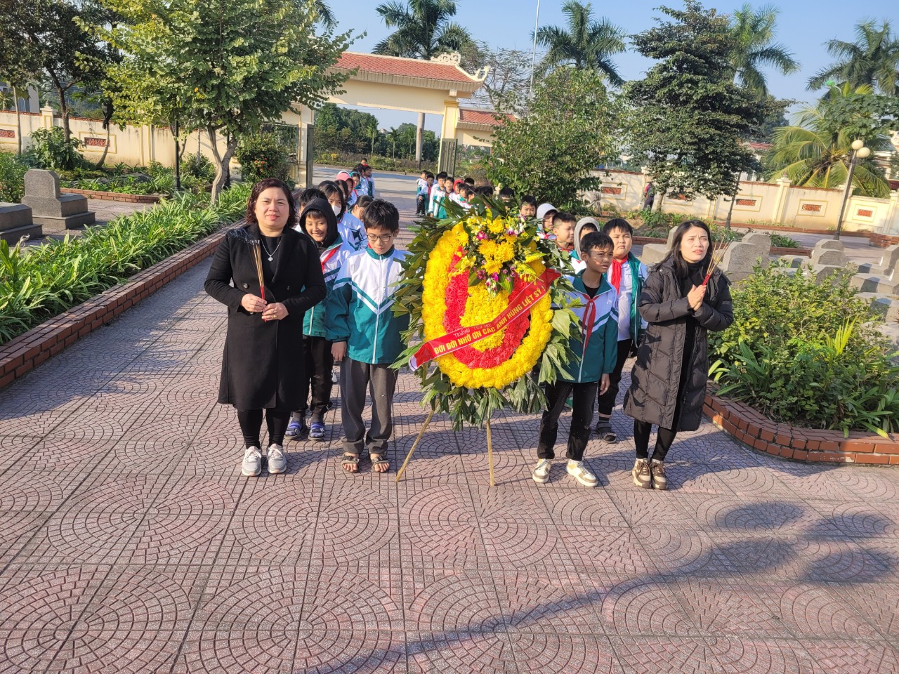 Cô Lê Thị Ngà, Phó hiệu trưởng nhà trường, cô Nguyễn Thị Anh Đô, Tổng phụ trách và các em học sinh trong buổi lễ thắp hương