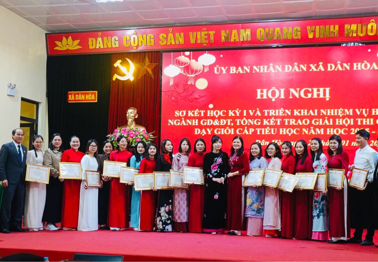 Trao giải thưởng Hội thi GV giỏi cấp xã năm học 2025–2026