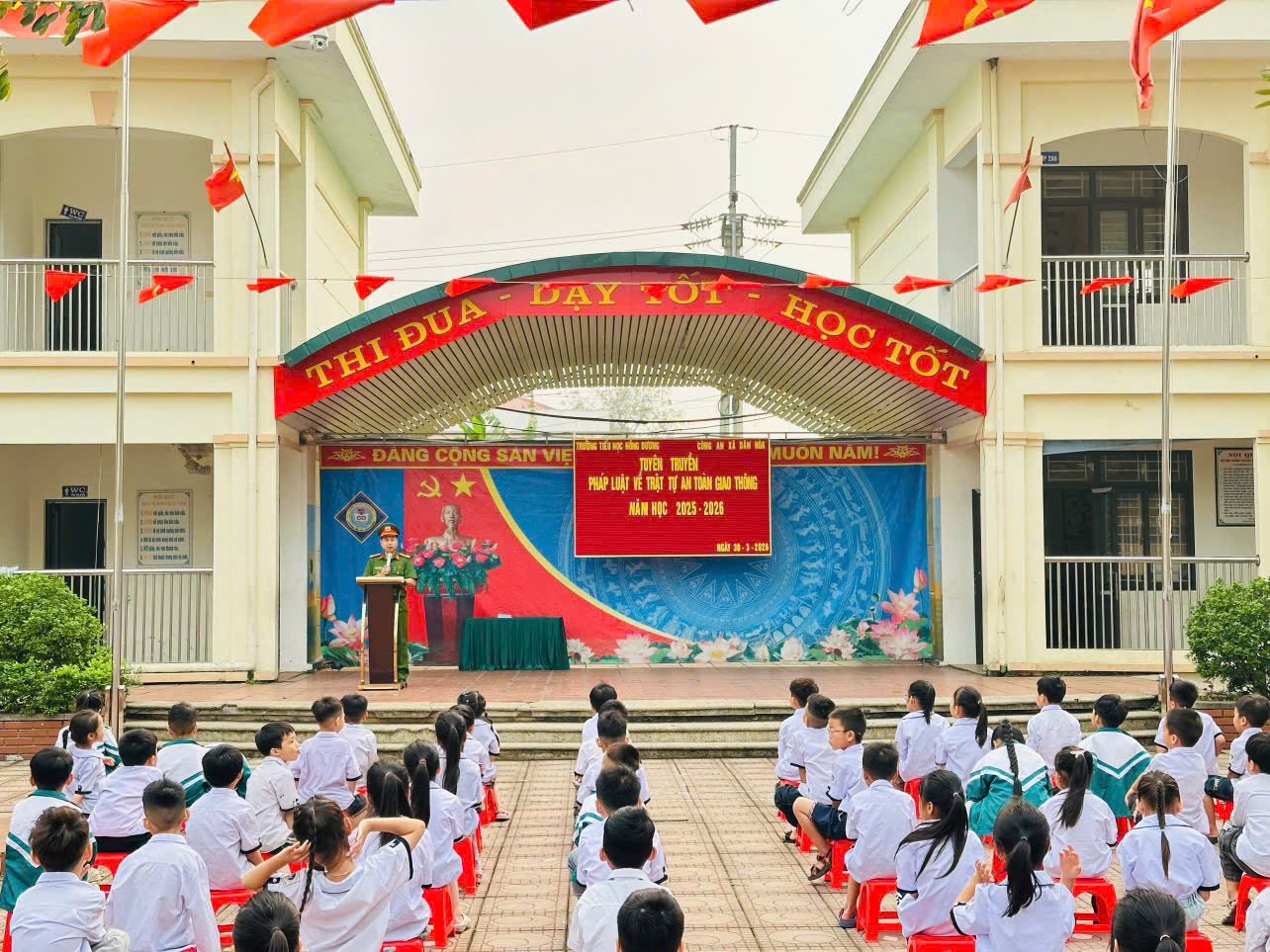 TUYÊN TRUYỀN PHÁP LUẬT VỀ TRẬT TỰ AN TOÀN GIAO THÔNG